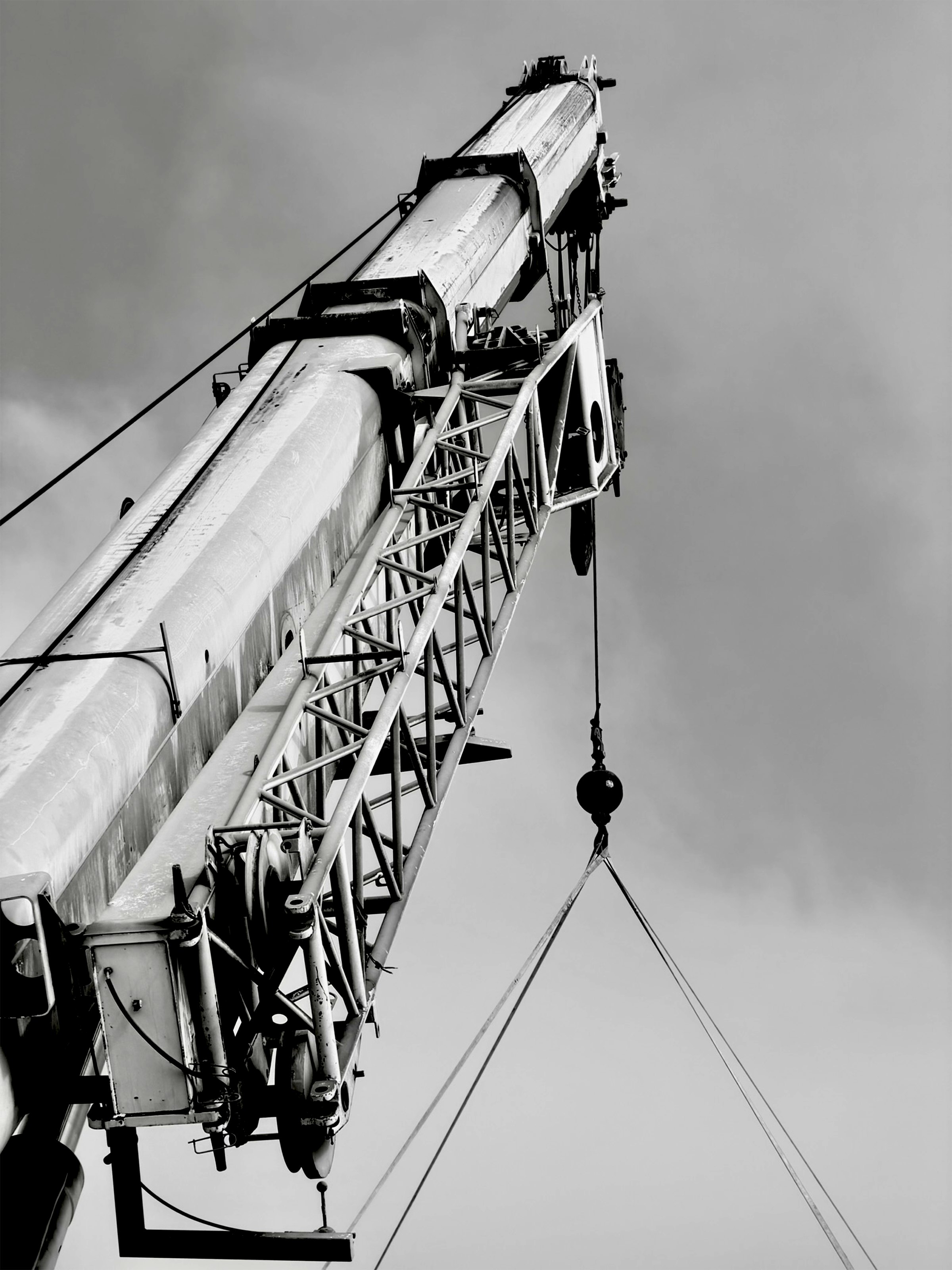 Grúa de construcción y estructura de edificio industrial, vista en contrapicado