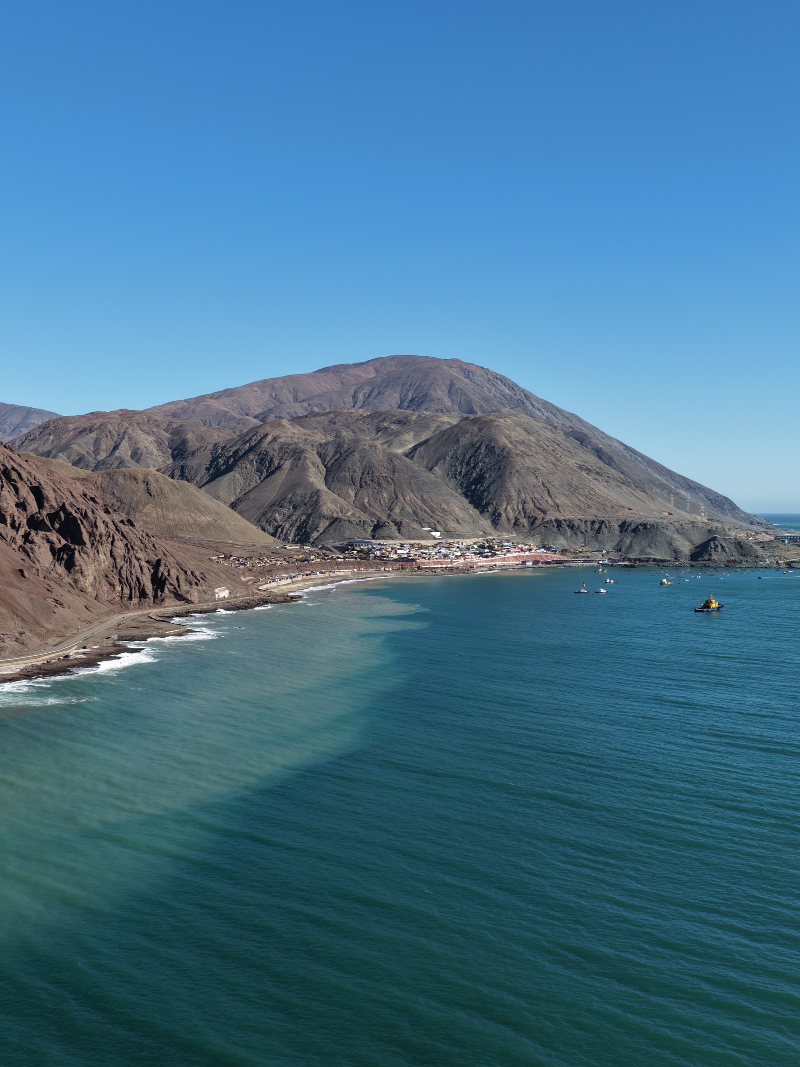Vista aérea de un cerro costero y una caleta del norte de Chile